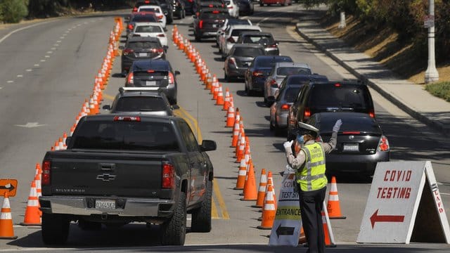 In Los Angeles warten Menschen in ihren Autos auf einen Corona-Test. In Los Angeles warten Menschen in ihren Autos auf einen Corona-Test.