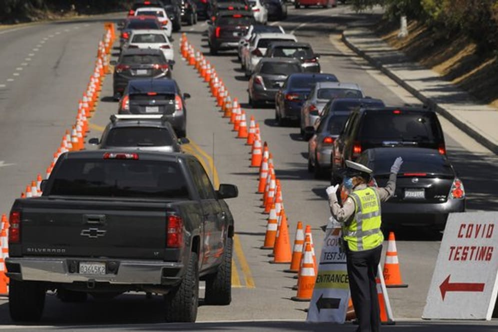 In Los Angeles warten Menschen in ihren Autos auf einen Corona-Test.