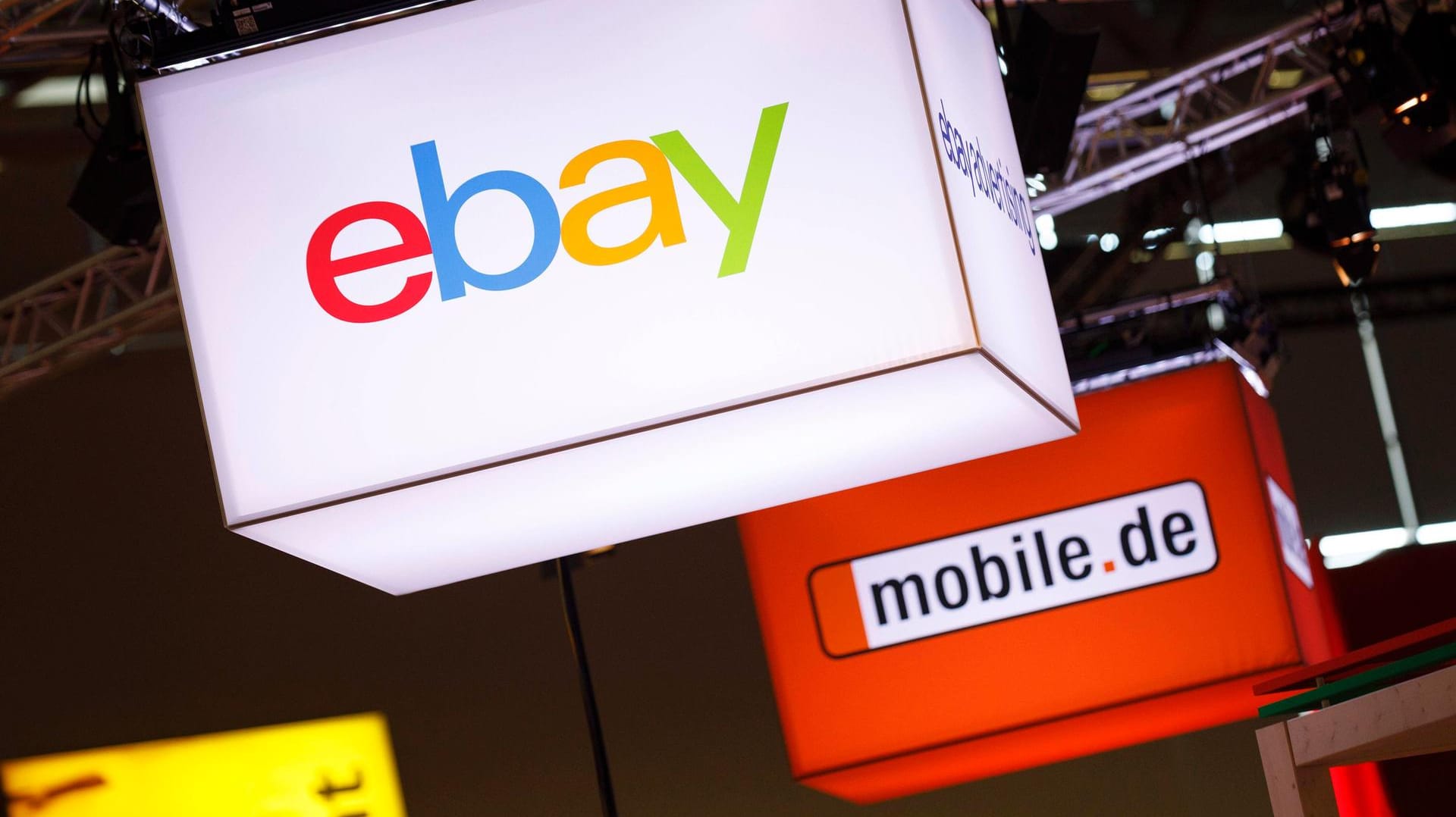 Die Logos von Ebay und Mobile.de auf einer Messe in Köln: Die Portale gehören jetzt dem norwegischen Unternehmen Adevinta.