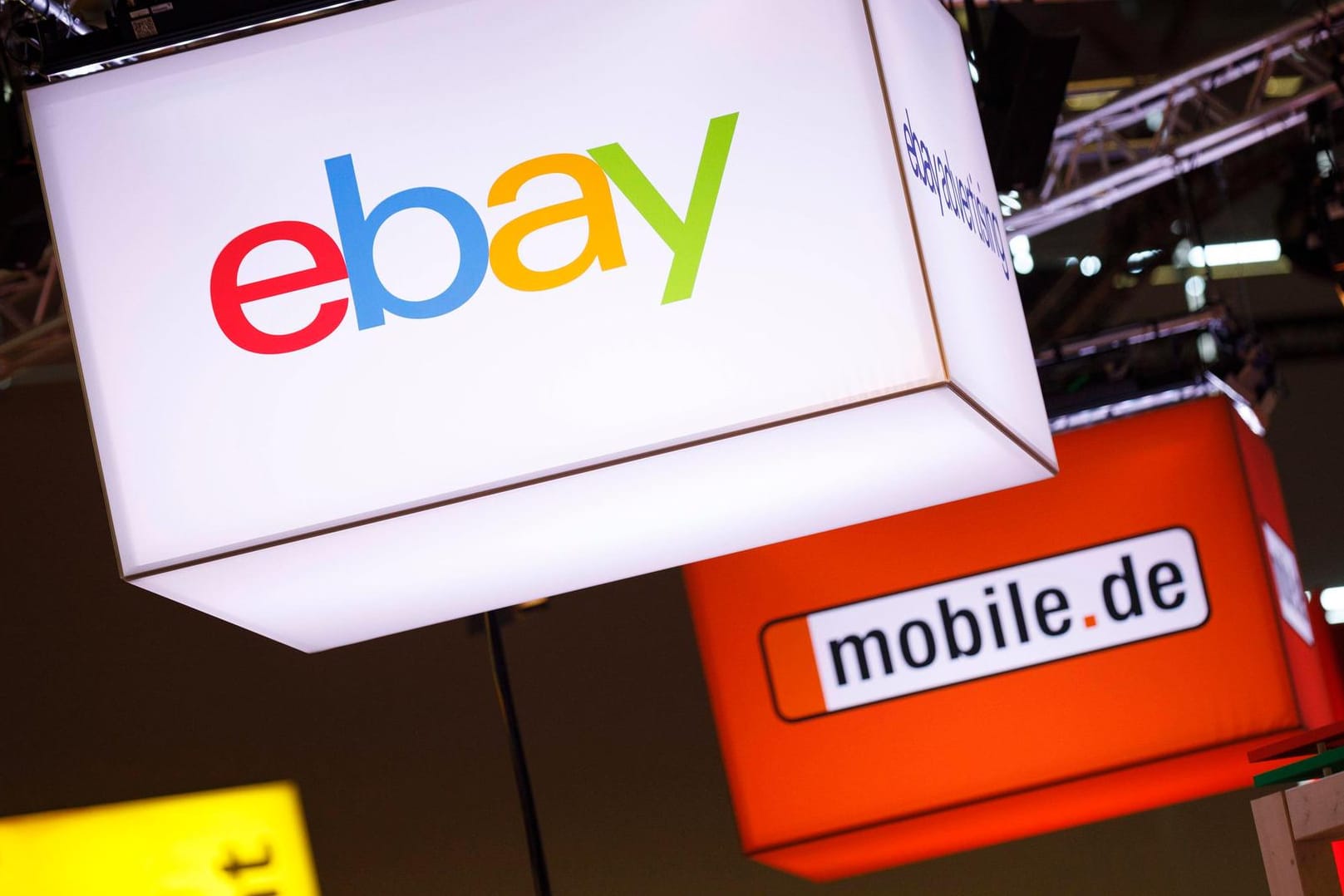 Die Logos von Ebay und Mobile.de auf einer Messe in Köln: Die Portale gehören jetzt dem norwegischen Unternehmen Adevinta.