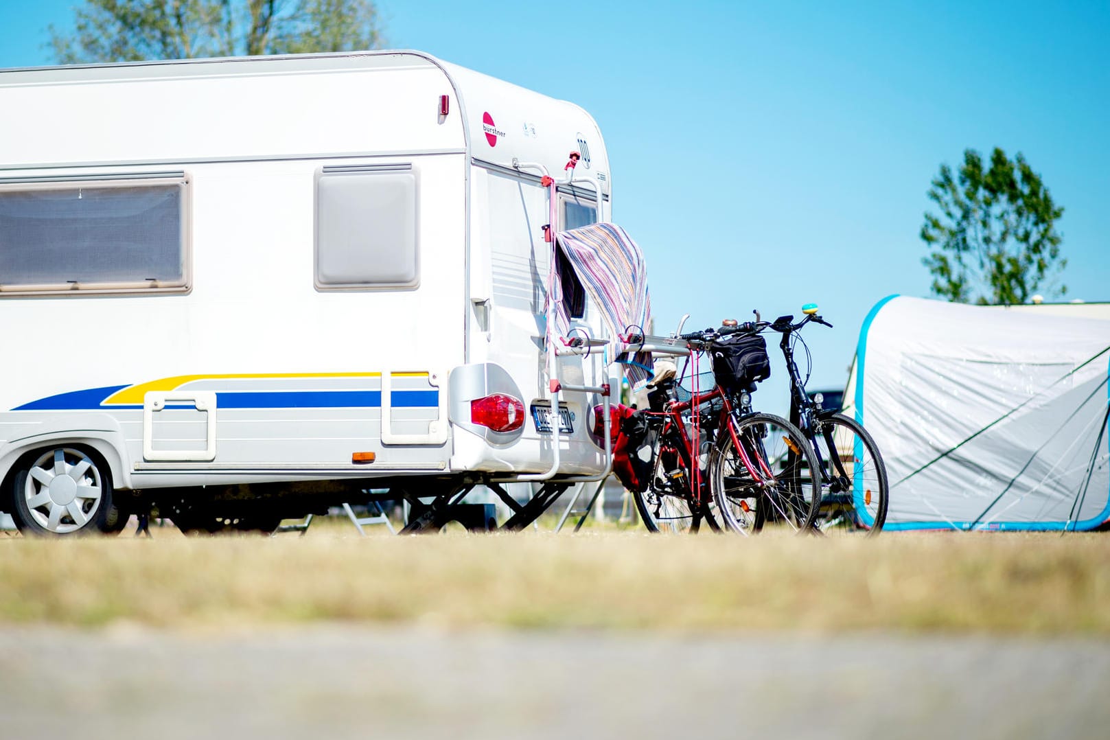 Urlaub: Wer kein eigenes Wohnmobil besitzt, kann sich bei vielen Verleihern ein Modell mieten. Dabei sollten Sie allerdings zwei Tage mehr buchen.