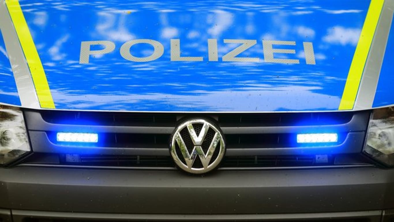 Ein Fahrzeug der Polizei ist im Einsatz: Bei Hagen verfolgten Beamte die Spur eines Lkws, dessen Reifen geplatzt war.