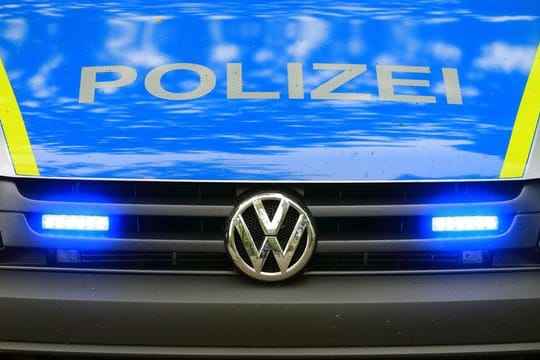 Ein Fahrzeug der Polizei ist im Einsatz: Bei Hagen verfolgten Beamte die Spur eines Lkws, dessen Reifen geplatzt war.