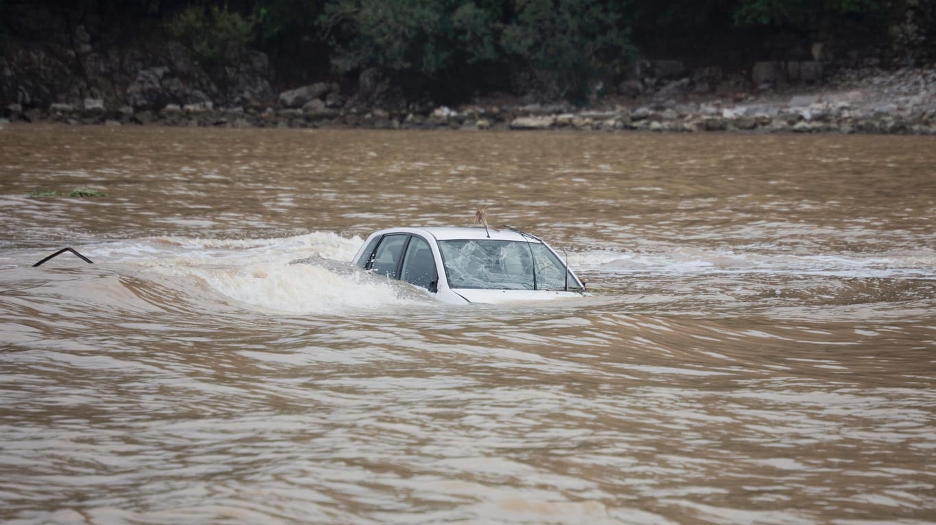 Wasserunfall: Je nach Ausgangstempo schlägt das Auto bei einem Wasserunfall mehr oder weniger hart auf der Oberfläche auf.