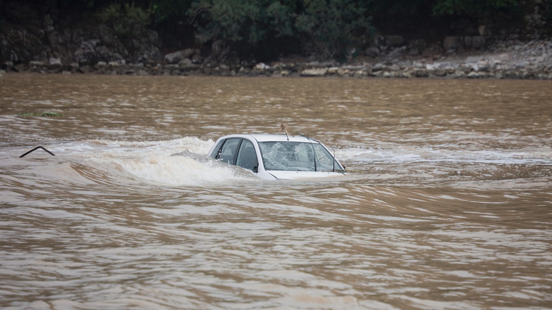 Wasserunfall: Je nach Ausgangstempo schlägt das Auto bei einem Wasserunfall mehr oder weniger hart auf der Oberfläche auf.