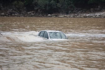 Wasserunfall: Je nach Ausgangstempo schlägt das Auto bei einem Wasserunfall mehr oder weniger hart auf der Oberfläche auf.
