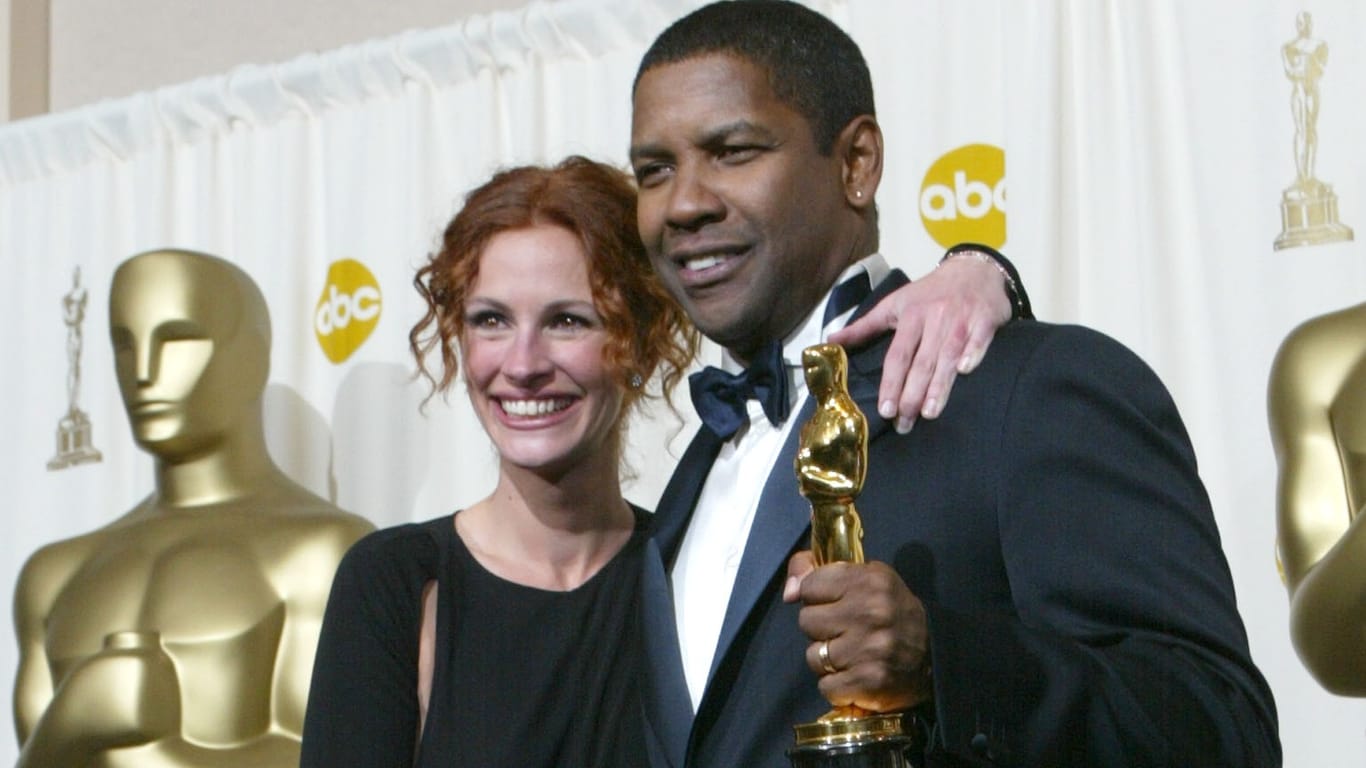 Neun Jahre nach "Die Akte": Julia Roberts gratuliert Denzel Washington zu seinem zweiten Oscar.