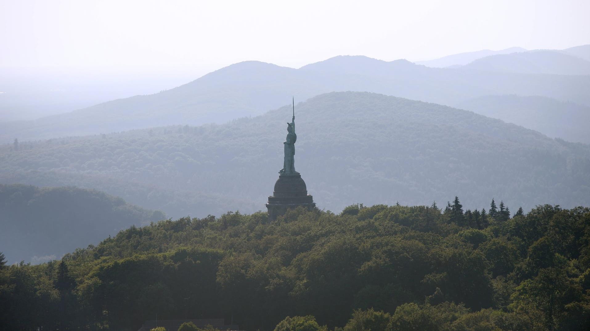 Hermannsdenkmal im Teutoburger Wald: Es wurde vor 145 Jahren – am 16. August 1875 – in der Nähe von Detmold eingeweiht und zeigt den Cheruskerfürsten Arminius.