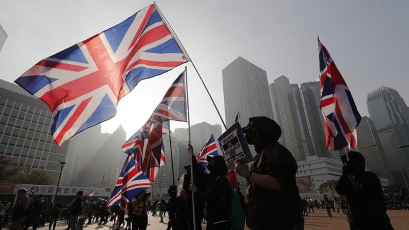 Demonstranten in Hongkong zeigen im Dezember 2019 auch Fahnen der ehemaligen Kolonialmacht Großbritannien.