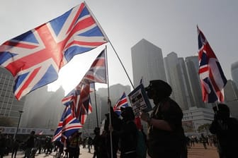 Demonstranten in Hongkong zeigen im Dezember 2019 auch Fahnen der ehemaligen Kolonialmacht Großbritannien.