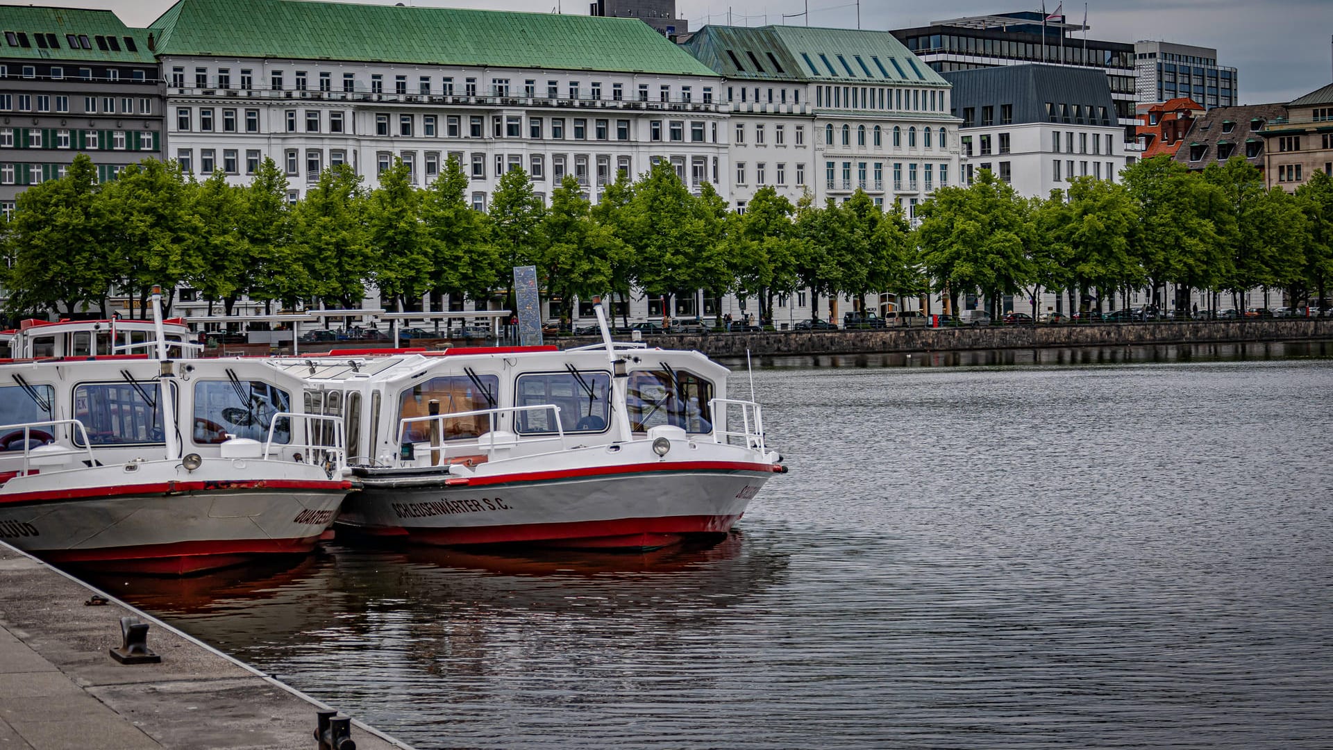 Binnenalster mit Blick auf das Hotel Vierjahreszeiten: Die Tourismusbranche leidet unter der Corona-Pandemie. Binnenalster mit Blick auf das Hotel Vierjahreszeiten: Die Tourismusbranche leidet unter der Corona-Pandemie.