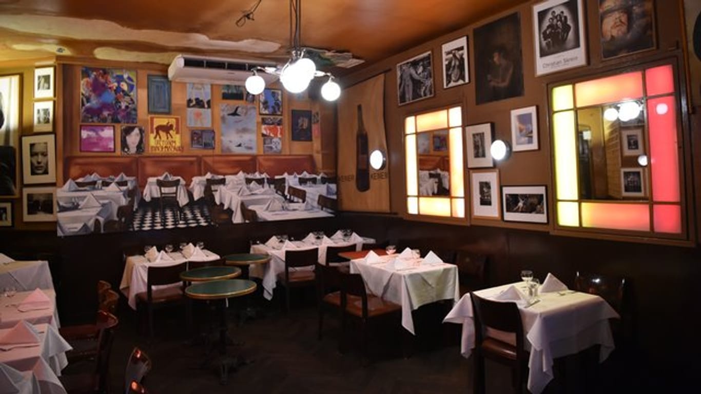 Gedeckte Tische stehen im Innenraum einer Bar: In Berlin werden die Corona-Regeln in Gaststätten angepasst.
