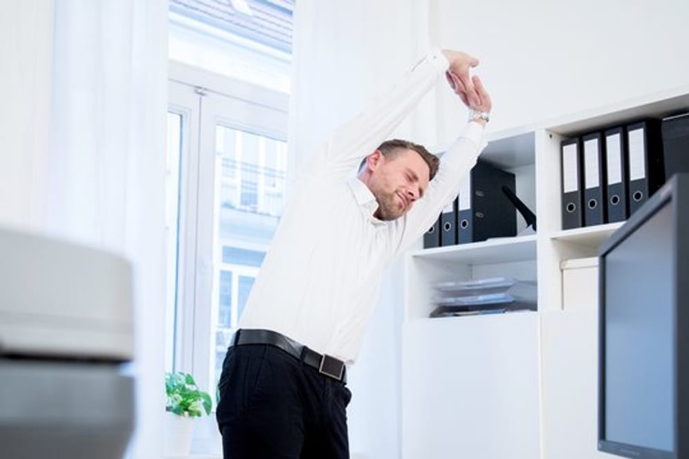 Ein bisschen stretchen oder die Gelenke kreisen lassen: Mit einfachen Tricks bleiben Beschäftigte im Büro fit.