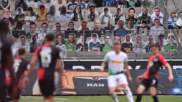 Zumindest Pappfiguren durften bei den Bundesliga-Geisterspielen schon ins Stadion. Zumindest Pappfiguren durften bei den Bundesliga-Geisterspielen schon ins Stadion.