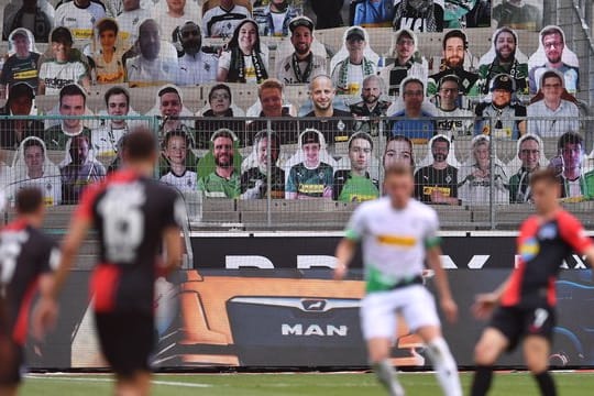 Zumindest Pappfiguren durften bei den Bundesliga-Geisterspielen schon ins Stadion.