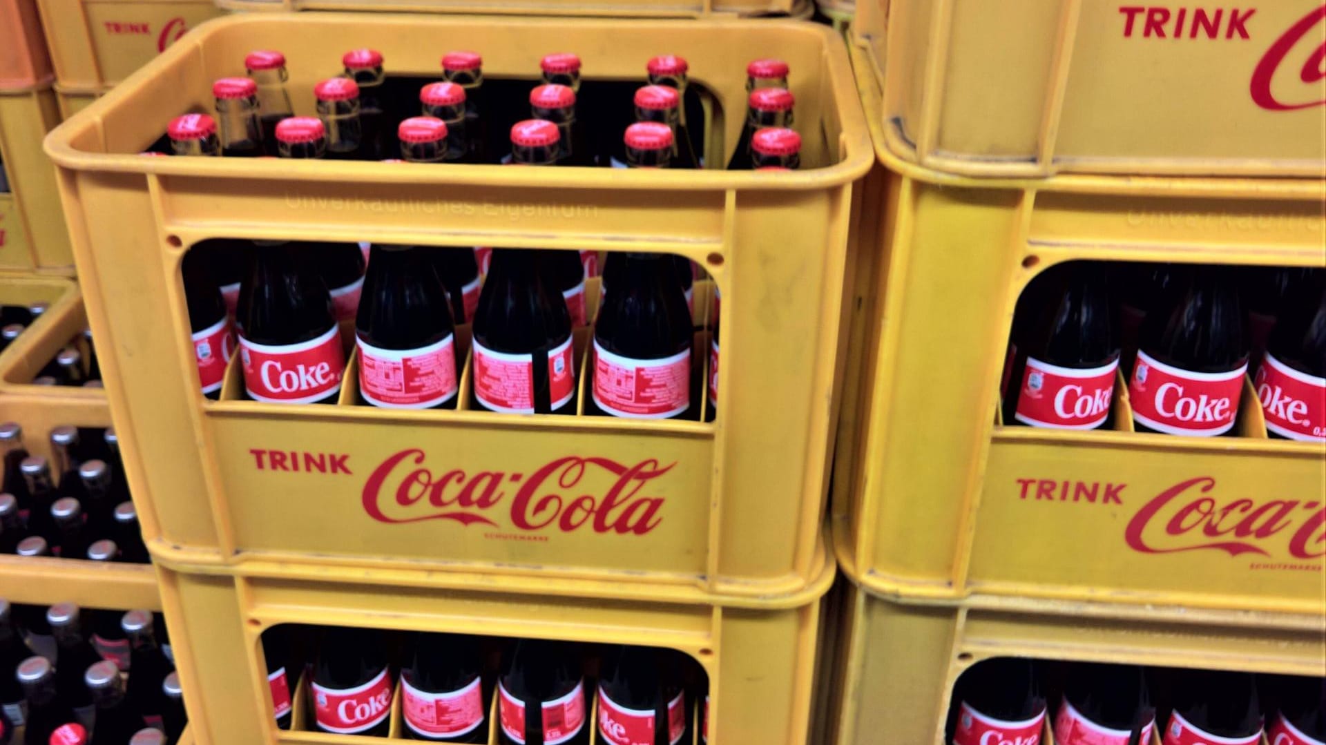 Coca-Cola-Kästen (Symbolbild): Die Nachfrage nach Softdrinks war in der Corona-Krise stark rückläufig. Coca-Cola-Kästen (Symbolbild): Die Nachfrage nach Softdrinks war in der Corona-Krise stark rückläufig.