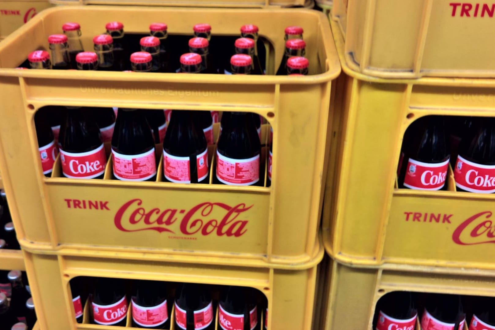 Coca-Cola-Kästen (Symbolbild): Die Nachfrage nach Softdrinks war in der Corona-Krise stark rückläufig. Coca-Cola-Kästen (Symbolbild): Die Nachfrage nach Softdrinks war in der Corona-Krise stark rückläufig.