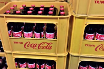 Coca-Cola-Kästen (Symbolbild): Die Nachfrage nach Softdrinks war in der Corona-Krise stark rückläufig.