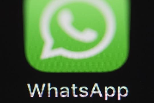 Die Messenger-App WhatsApp lässt sich auch über Browser auf einem Computer nutzen - für das BKA offenbar ein Einfallstor zum Mitlesen.