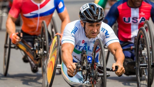 Wurde nach seinem folgenschweren Handbike-Unfall inzwischen in eine Reha-Klinik verlegt: Alessandro Zanardi. Wurde nach seinem folgenschweren Handbike-Unfall inzwischen in eine Reha-Klinik verlegt: Alessandro Zanardi.