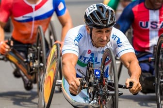 Wurde nach seinem folgenschweren Handbike-Unfall inzwischen in eine Reha-Klinik verlegt: Alessandro Zanardi.