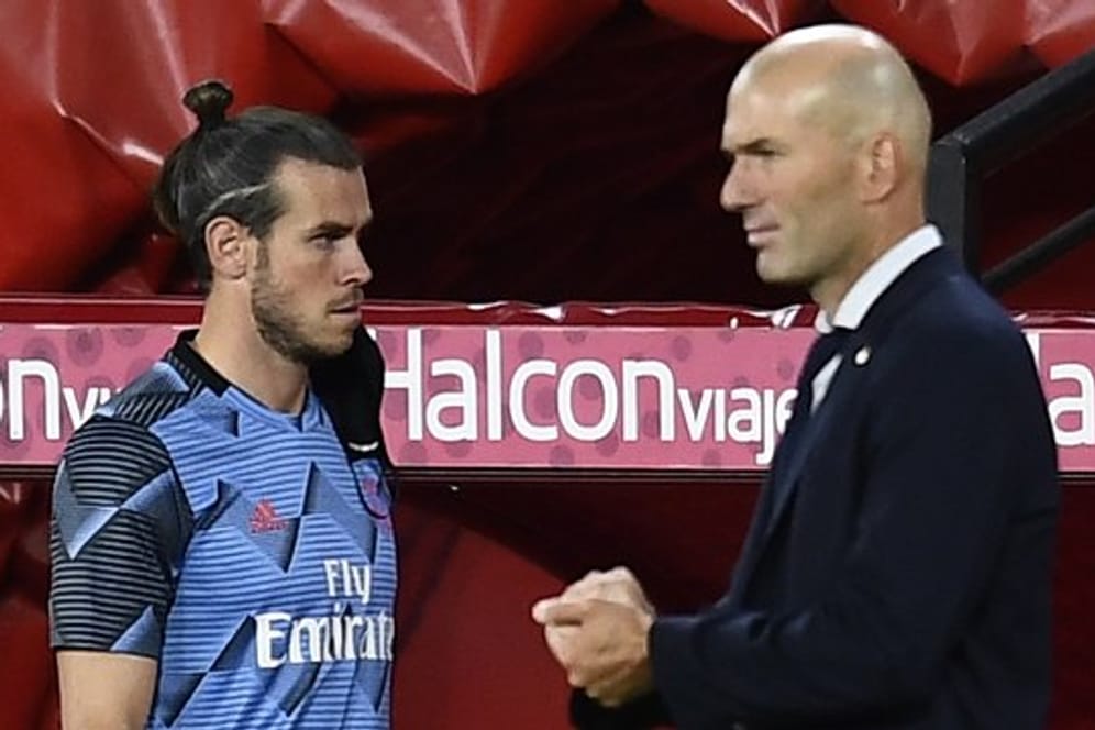 Spielt bei Real-Coach Zinedine Zidane (r) keine Rolle mehr: Gareth Bale.