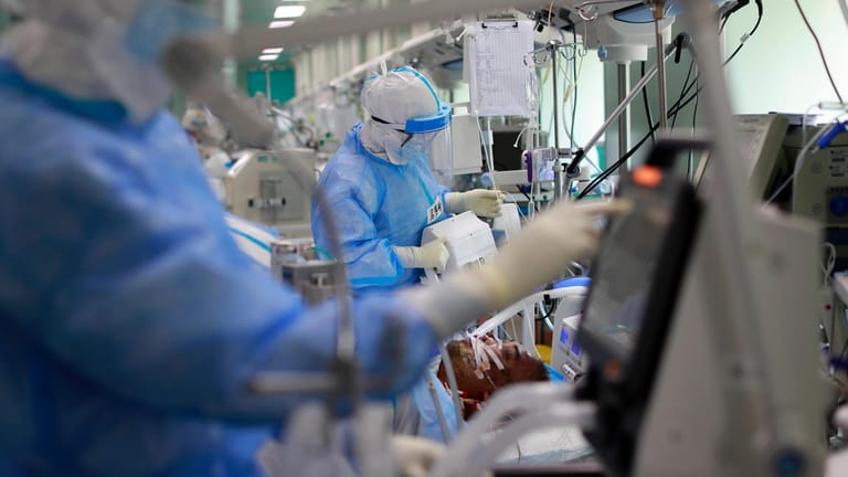 Ein Patient in einem Krankenhaus in Wuhan wird auf Corona getestet (Symbolbild): Forscher der Uni Essen haben die Antikörper-Tests ausgewertet.
