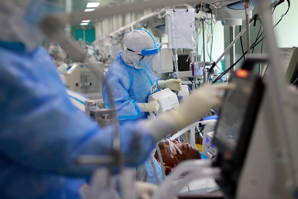 Ein Patient in einem Krankenhaus in Wuhan wird auf Corona getestet (Symbolbild): Forscher der Uni Essen haben die Antikörper-Tests ausgewertet.