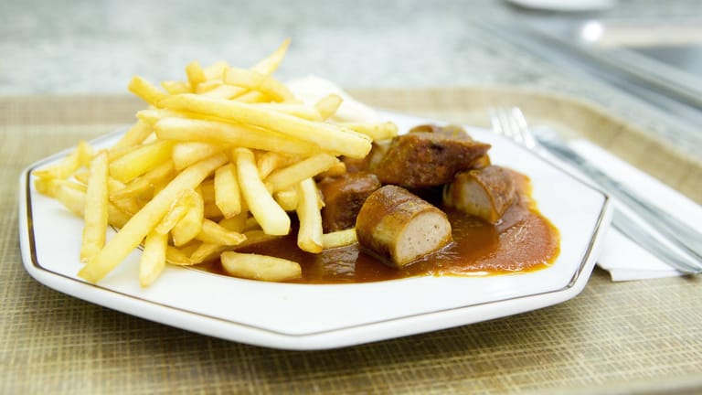 Pommes Frittes mit Currywurst: Das schmeckt den Deutschen in der Kantine immer noch am besten.