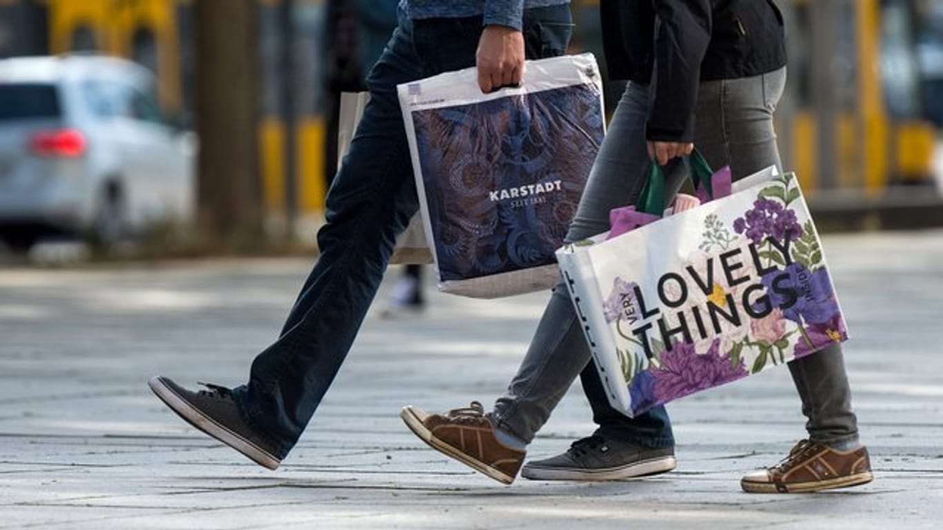 Die Verbraucher in Deutschland geben aktuell weniger Geld beim Einkaufen aus als normalerweise.