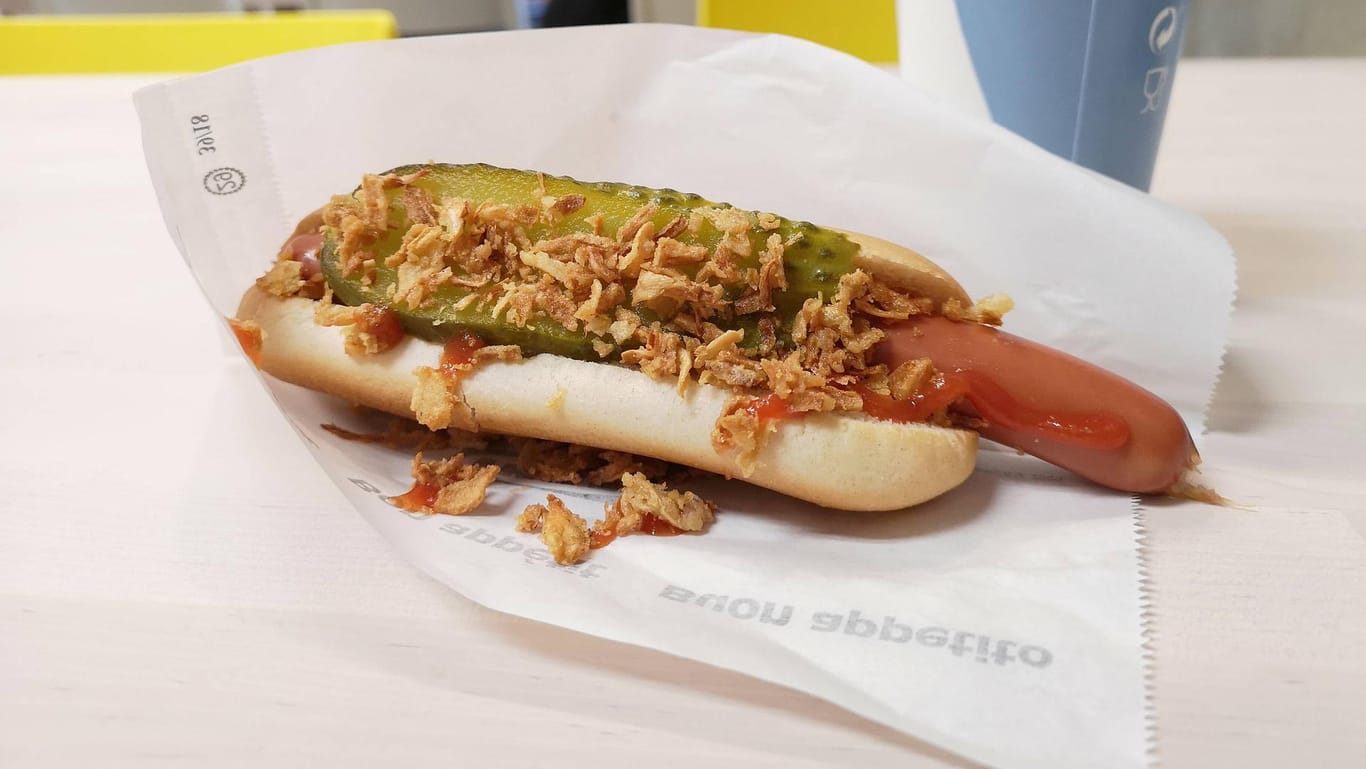 Hotdog mit Gurke und Zwiebeln: Dieser Ikea-Klassiker gehört für viele Kunden zum Besuch beim Möbelhaus dazu.