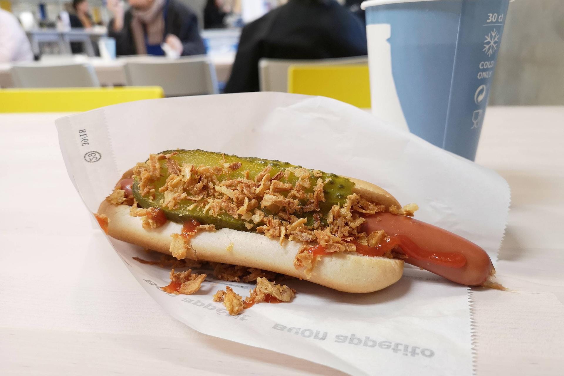 Hotdog mit Gurke und Zwiebeln: Dieser Ikea-Klassiker gehört für viele Kunden zum Besuch beim Möbelhaus dazu.