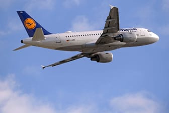 Lufthansa Flugzeug: Telekomkunden surfen auf vielen Flügen jetzt gratis