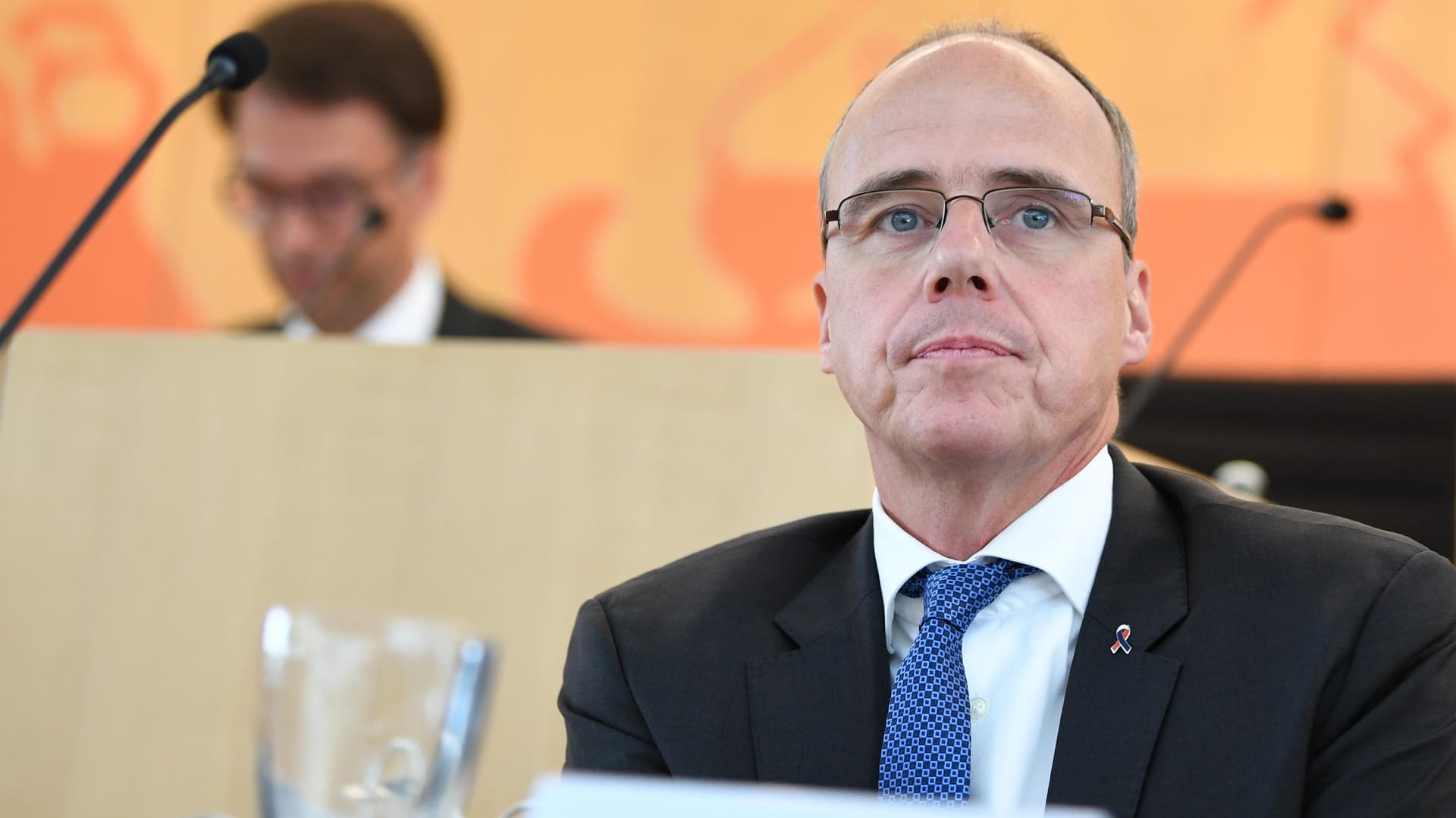 Peter Beuth: Laut dem hessischen Innenminister sind weitaus mehr rechtsextreme Drohschreiben an Politiker verschickt worden als bisher bekannt. Peter Beuth: Laut dem hessischen Innenminister sind weitaus mehr rechtsextreme Drohschreiben an Politiker verschickt worden als bisher bekannt.