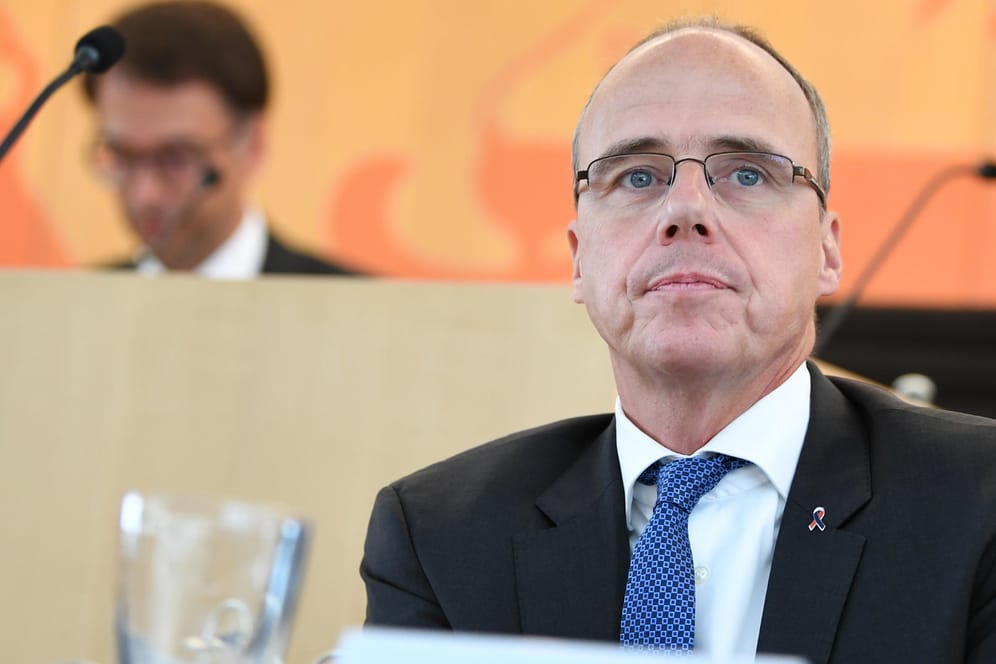 Peter Beuth: Laut dem hessischen Innenminister sind weitaus mehr rechtsextreme Drohschreiben an Politiker verschickt worden als bisher bekannt.
