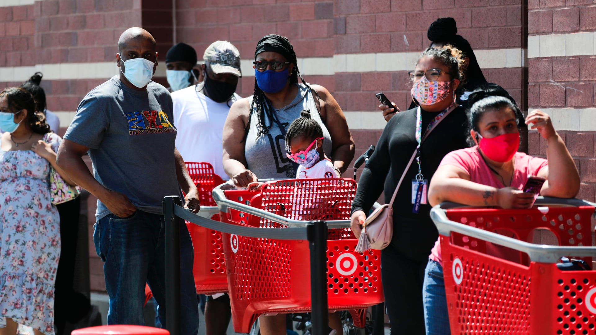 Immer mehr Menschen in den USA tragen einen Mundschutz.