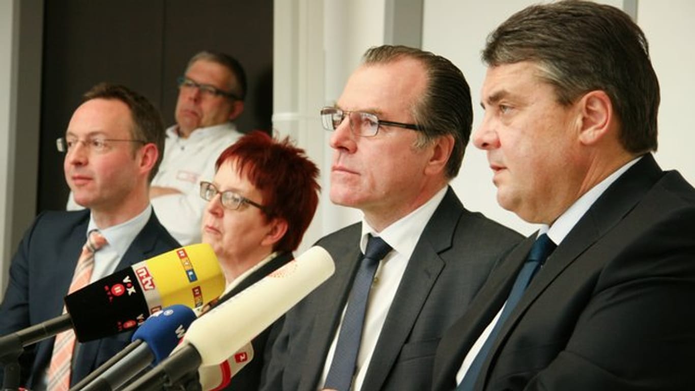 Fleischfabrikant Clemens Tönnies zusammen mit dem damaligen Bundeswirtschaftsminister Sigmar Gabriel im Februar 2015.