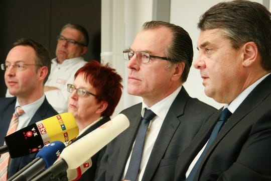 Fleischfabrikant Clemens Tönnies zusammen mit dem damaligen Bundeswirtschaftsminister Sigmar Gabriel im Februar 2015.