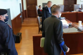 Österreich, Wiener Neustadt: Ein 62-jähriger angeklagter Bankberater muss sich am Landesgericht wegen Mordes verantworten.