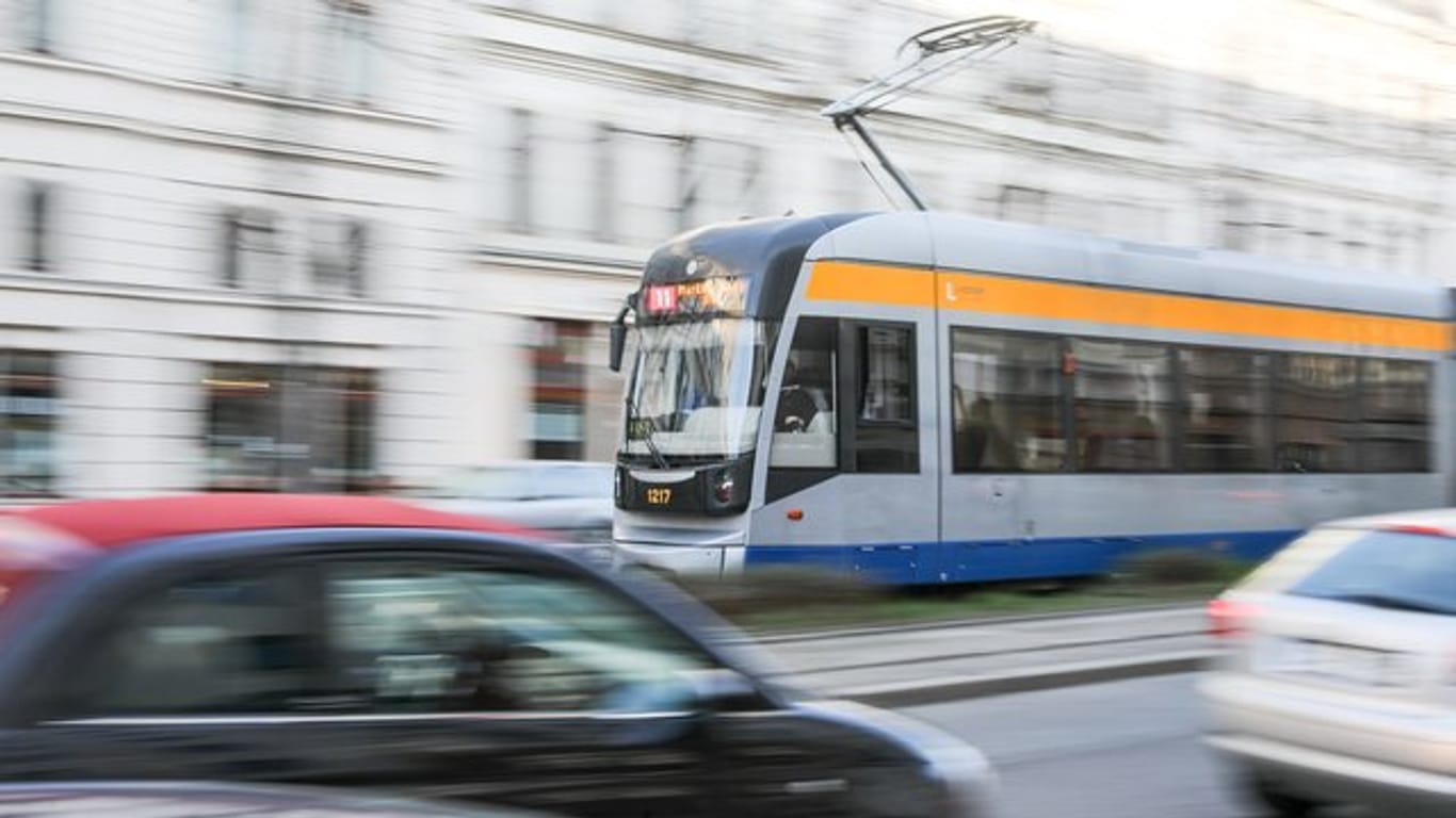 Eine Straßenbahn der Leipziger Verkehrsbetriebe braust durch die Stadt (Archiv): Am Mittwoch, 9. November, bleiben einige Trams im Depot.