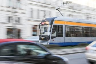 Eine Straßenbahn der Leipziger Verkehrsbetriebe braust durch die Stadt (Archiv): Am Mittwoch, 9. November, bleiben einige Trams im Depot.