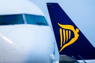 Ein Ryanair-Flugzeug (Symbolbild): Die irische Airline wollte massiv Stellen streichen – und ganze Standorte.