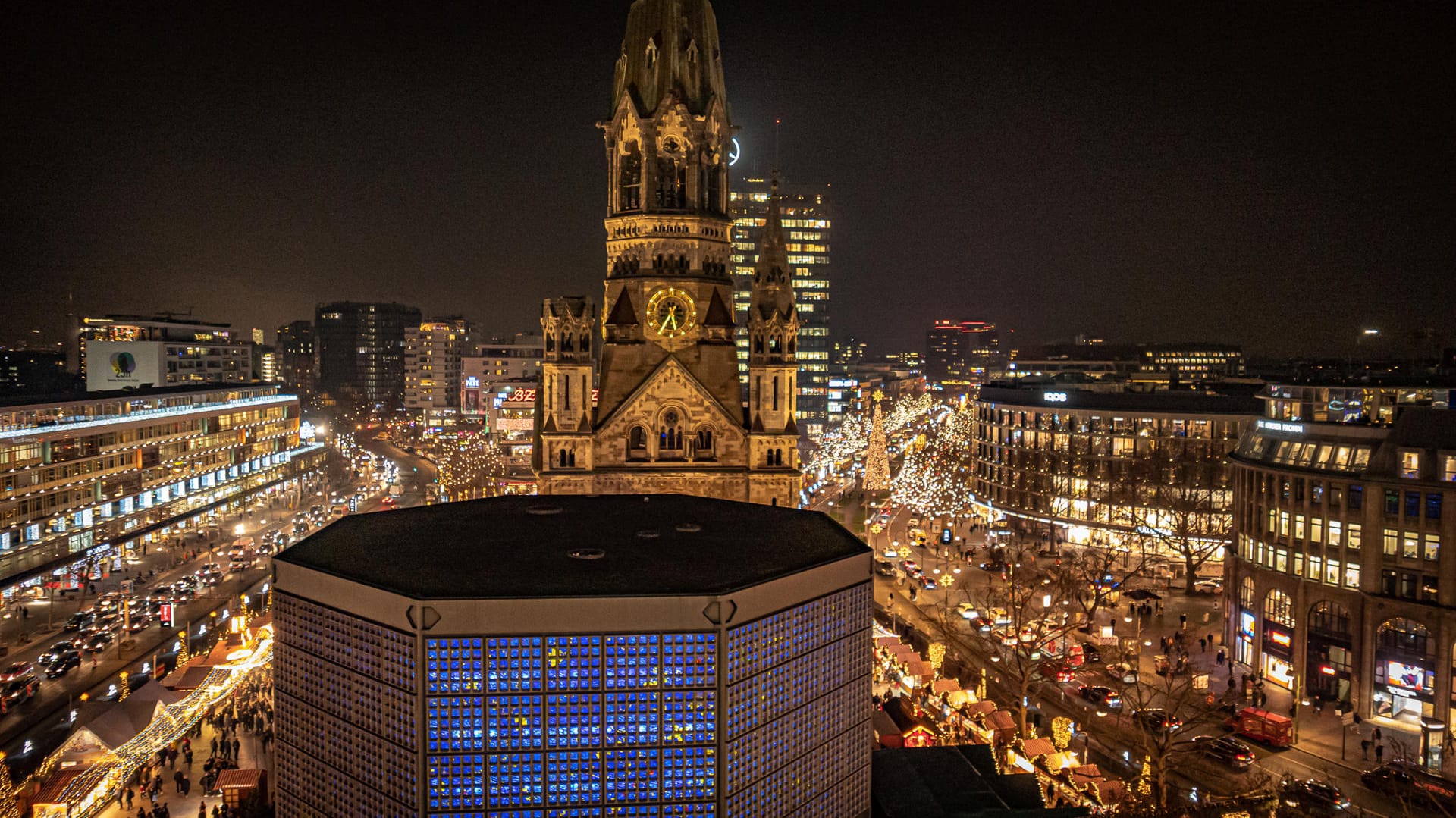 Der Breitscheitplatz in Berlin-Charlottenburg: Rund um die Kaiser-Wilhelm-Gedächtniskirche findet jährlich ein Weihnachtsmarkt statt.