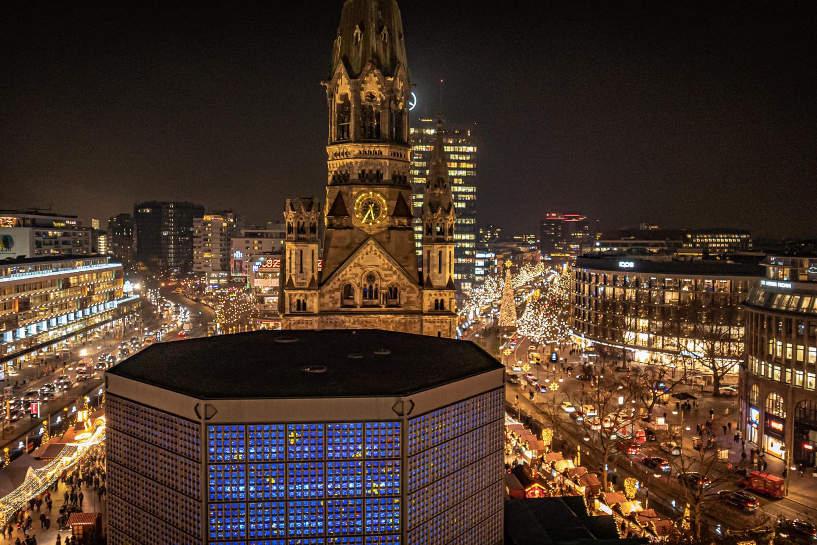 Der Breitscheitplatz in Berlin-Charlottenburg: Rund um die Kaiser-Wilhelm-Gedächtniskirche findet jährlich ein Weihnachtsmarkt statt.