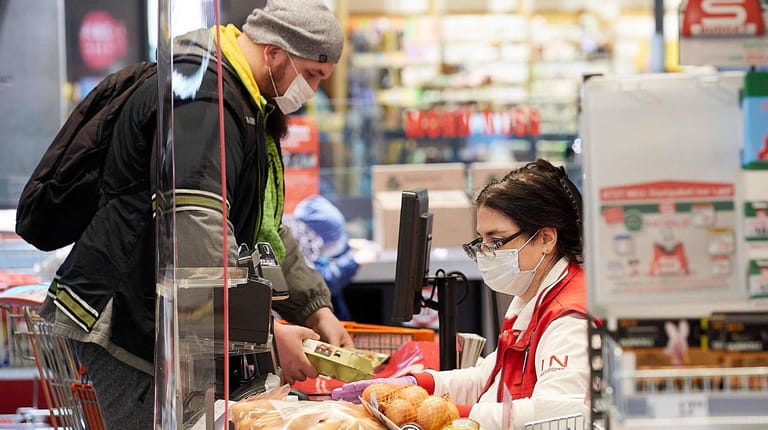Supermarkt in Wien: Wegen steigender Fallzahlen wird in Österreich erneut eine Maskenpflicht verhängt.