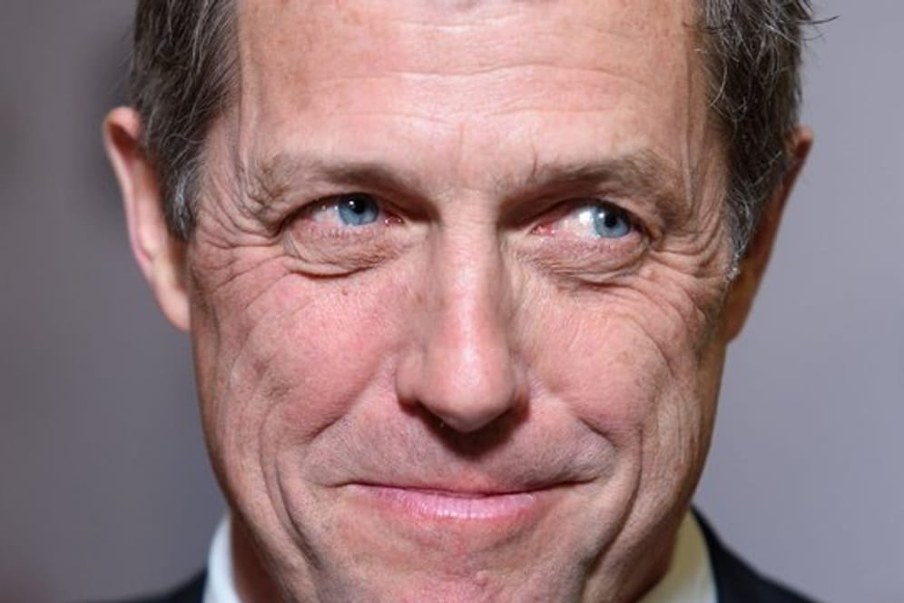 Hugh Grant schlägt bei der schwedischen Tennis-Meisterschaft der Senioren auf.
