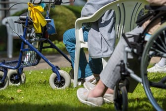 Ältere Menschen sitzen im Rollstuhl: In einem Hamburger Pflegeheim hat es einen Corona-Fall gegeben.