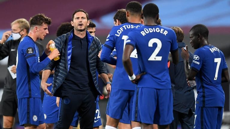 Unter Druck: Trainer Frank Lampard (M.) und der FC Chelsea.