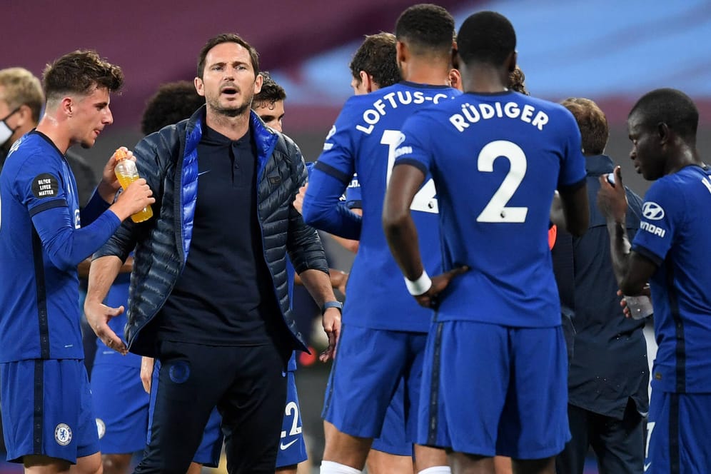 Unter Druck: Trainer Frank Lampard (M.) und der FC Chelsea.