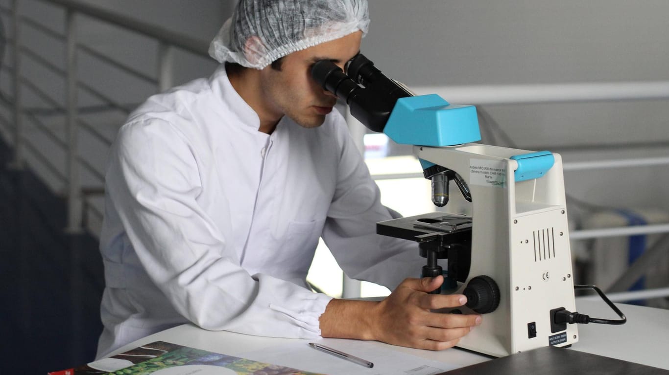 Ein Forscher im Labor (Symbolbild): Das Mainzer Unternehmen Biontech meldet Fortschritte bei der Suche nach einem Corona-Impfstoff.